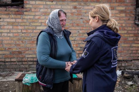 Eine ukrainische Frau mit einer NGO-Mitarbeiterin