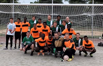 Eine Fu&szlig;ballmannschaft aus Gefl&uuml;chteten