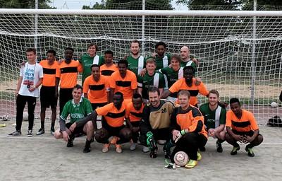 Eine Fu&szlig;ballmannschaft aus Gefl&uuml;chteten