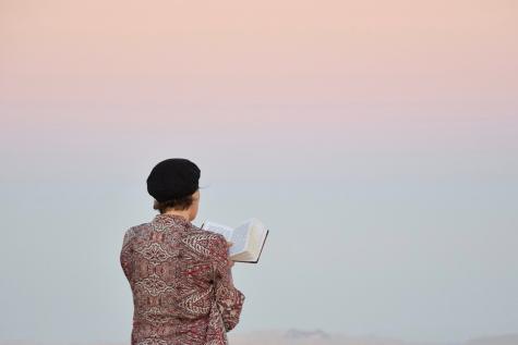 J&uuml;din von hinten lesend