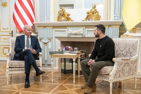 Joe Biden bei seinem Besuch in Kiew mit dem ukrainischen Staatspr&auml;sidenten Wolodymyr Selenskyj