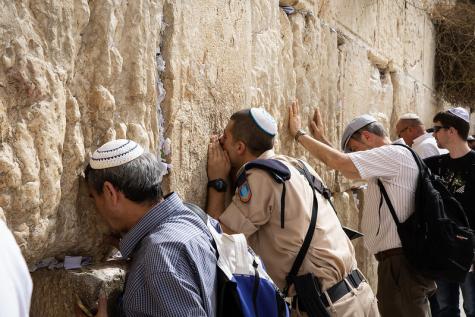 Juden beten vor der Klagemauer in Jerusalem