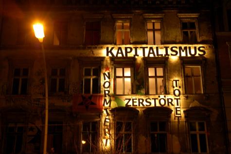 Ein Slogan gegen Kapitalismus an der Fassade eines Hauses