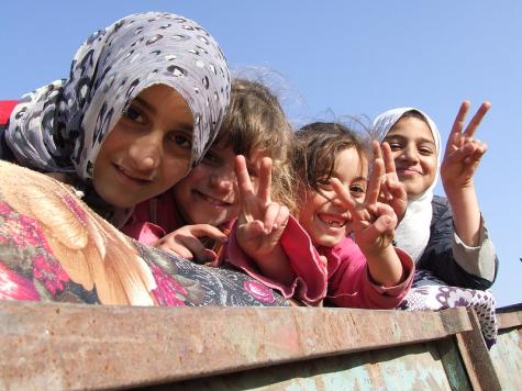 Eine Gruppe Kinder im Gazastreifen lacht in die Kamera