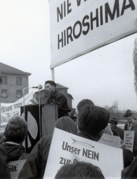 Vorbild und Aktivist für den Frieden: Klaus Vack bei einer Demonstration gegen den Einsatz und die Lagerung von Atombomben.