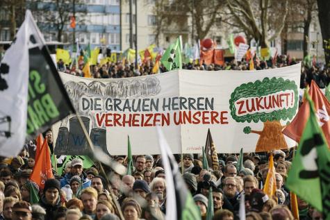 Eine Klimademo mit vielen Bannern in Köln