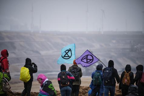 Eine Gruppe Klimaaktivisten vor einem Tagebau bei einer Demo