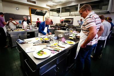 Mehere Menschen kochen in einer Küche