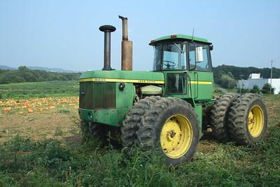 Ein Traktor auf einem Feld