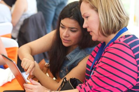 Zwei Frauen lernen an einem IPad