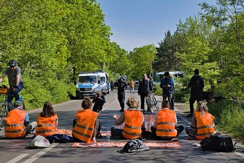 Blockade der Letzten Generation bei einer Waldbesetzung