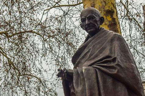 Statue von Mahatma Gandhi - Vorbild für den Frieden und gewaltlosen Widerstand 