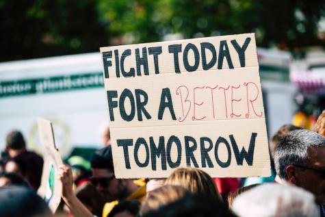 Schild mit der Aufschrift "Fight today for a better tomorrow" bei einem Protest - als Inspiration f&uuml;r Menschen, die etwas ver&auml;ndern wollen und selbst Beispiele f&uuml;r Vorbilder werden wollen. 
