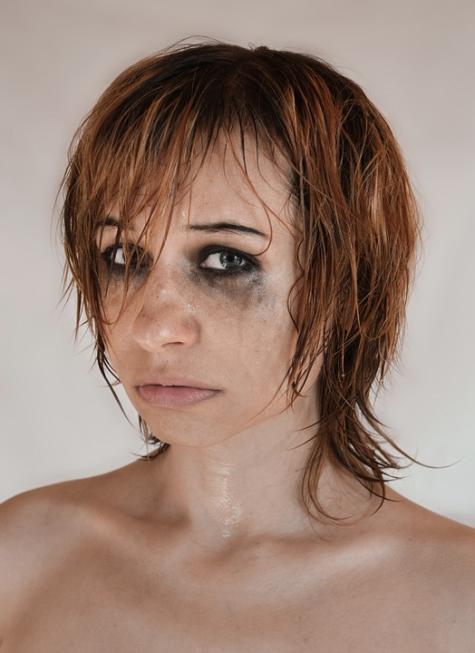 Frau mit verweintem Gesicht