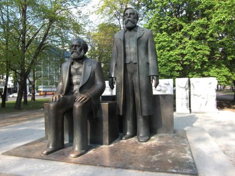 Bild vom Karl Marx Monument in Deutschland, als Beispiel für seine Wirkung als Vorbild. 