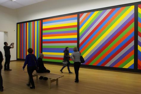 Menschen bei einer Ausstellung in einem Museum