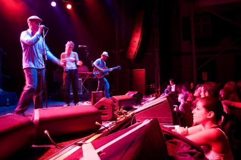 Eine Gruppe Musiker auf einer Bühne vor einem Publikum 