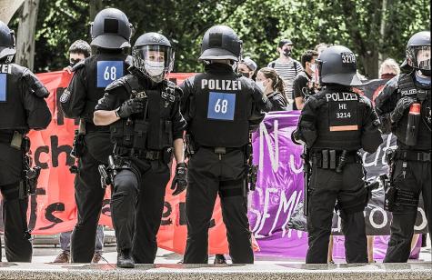 Eine Gruppe Polizisten vor einem Demozug
