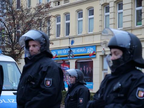 Mehrere Polizisten vor einem B&uuml;ro der rechten AfD