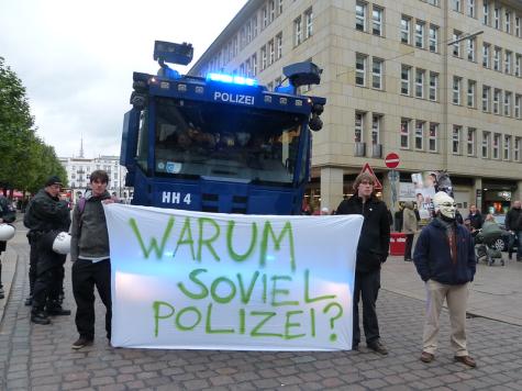 Eine Demo vor einem Wasserwerfer der Polizei