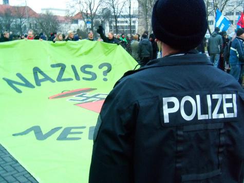 Ein Polizist vor einem Antifa-Banner