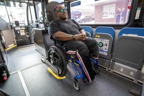 Ein Mann im Rollstuhl in einem Bus