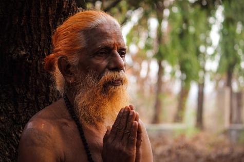 Alter Mann in Natur betet 