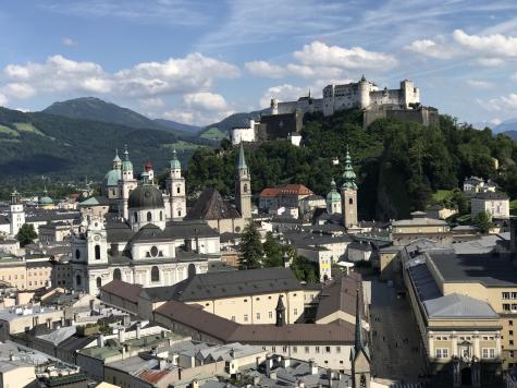 Blick vom M&ouml;nchsberg auf die Altstadt und die Festung von Salzburg an einem sonnigen Tag
