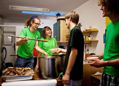 EIne Gruppe junger Menschen bei einem gemeinsamen Kochen