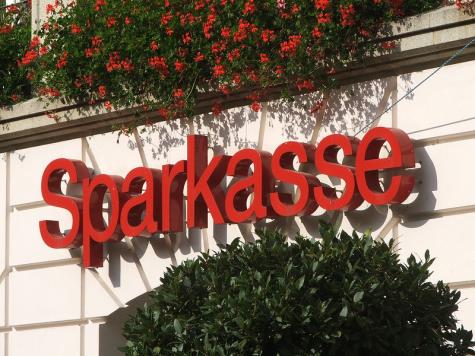 Ein Sparkassen-Logo an einer Filiale 