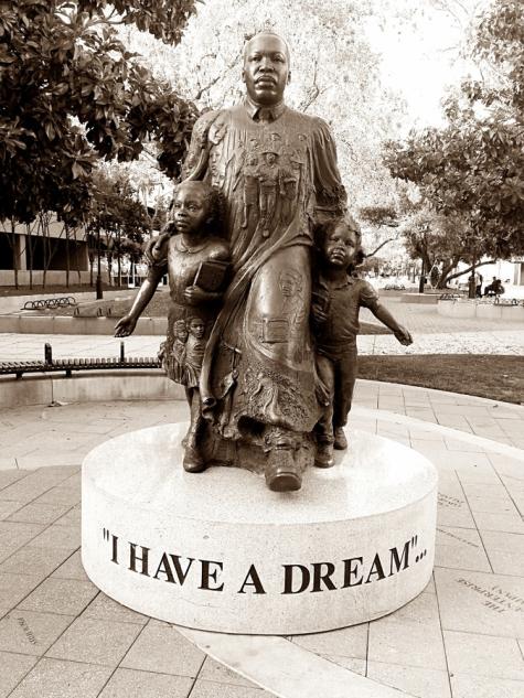 Statue des berühmten Vorbildes Martin Luther King mit 2 Kindern und der Inschrift "I have a dream".