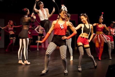 Eine Theatergruppe auf einer Bühne 