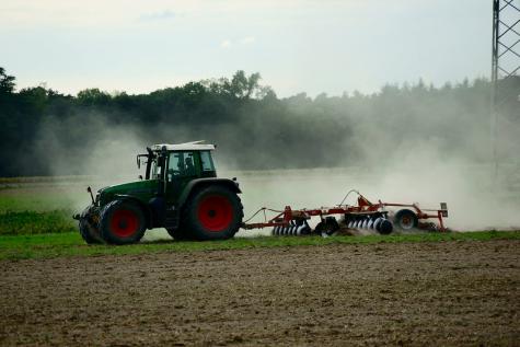 Ein Traktor auf einer Feldfläche