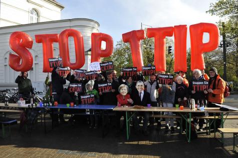 Eine Kundgebung gegen das Handelsabkommen TTIP
