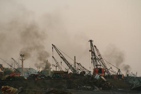 Eine M&uuml;llhalde von der dunkler Rauch aufsteigt