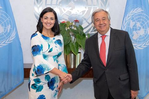 Egriselda López (links), Ständige Vertreterin El Salvadors bei den Vereinten Nationen, überreicht Generalsekretär António Guterres ihr Beglaubigungsschreiben.