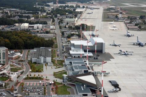 In Deutschland gibt es nicht nur Militärstützpunkte der Bundeswehr, sondern ebenso vom amerikanischen Militär. Auf dem Bild sieht man Ramstein Air-Base: ein bekannter, amerikanischer Militärstützpunkt in Deutschland. 