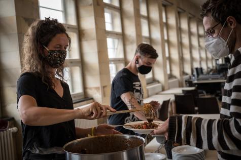 Essensausgabe bei einer Küche für alle