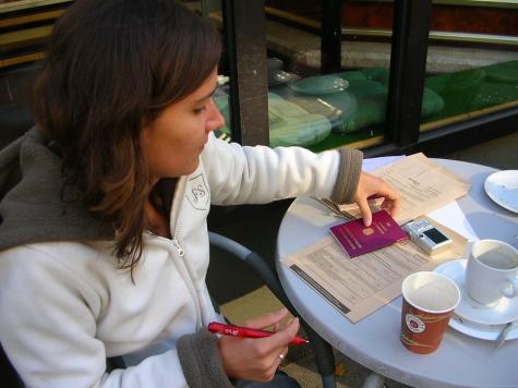 Eine deutsche Staatsb&uuml;rgerin f&uuml;llt einen Wahlbogen aus