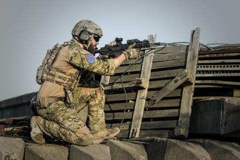 Mann in Uniform schie&szlig;t