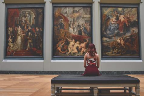 Frau vor Kunstwerken