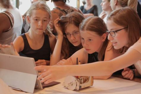 Eine Gruppen Schüler bei einem Politik-Workshop