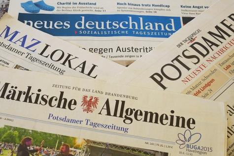 Ein Stappel Zeitungen auf einen Tisch liegend 