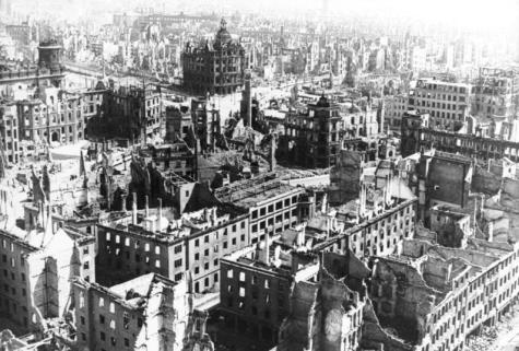 Blick vom Turm der Kreuzkirche auf die durch die Luftangriffe zerstörte Innenstadt Dresdens in Richtung des Pirnaischen Platzes (1945)