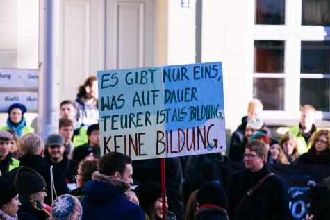 Eine Demo mit Schildern f&uuml;r mehr Bildung