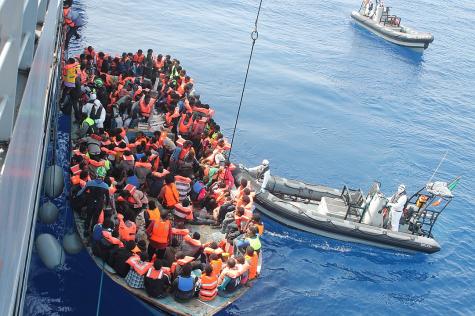 Die L&Eacute; Eithne, Flaggschiff der irischen Marine, rettet Migranten im Rahmen der Triton-Mission im Juni 2015