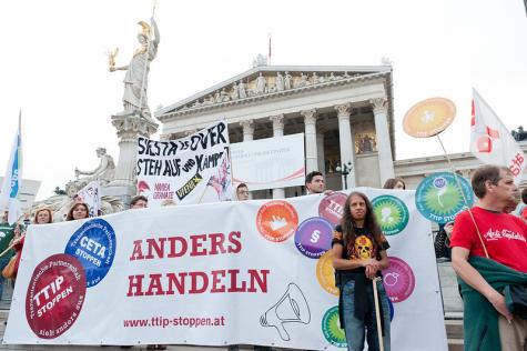 Eine Anti TTIP Demo vor dem Parlament mit Bannern