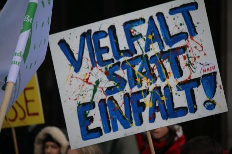 Ein Plakat mit der Schrift "Vielfalt statt Einfalt"