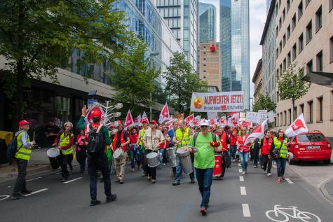 Eine Gruppe Streikender auf einer Demo