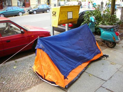 Ein Zelt, das auf einem Bürgersteig steht